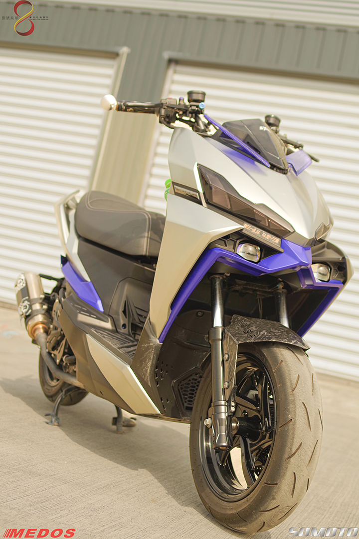 SYM DRG 2.0 漁港全車風景照1