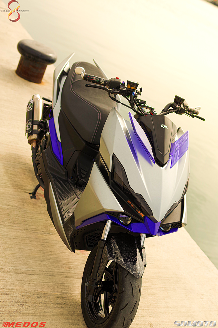 SYM DRG 2.0 漁港全車風景照2