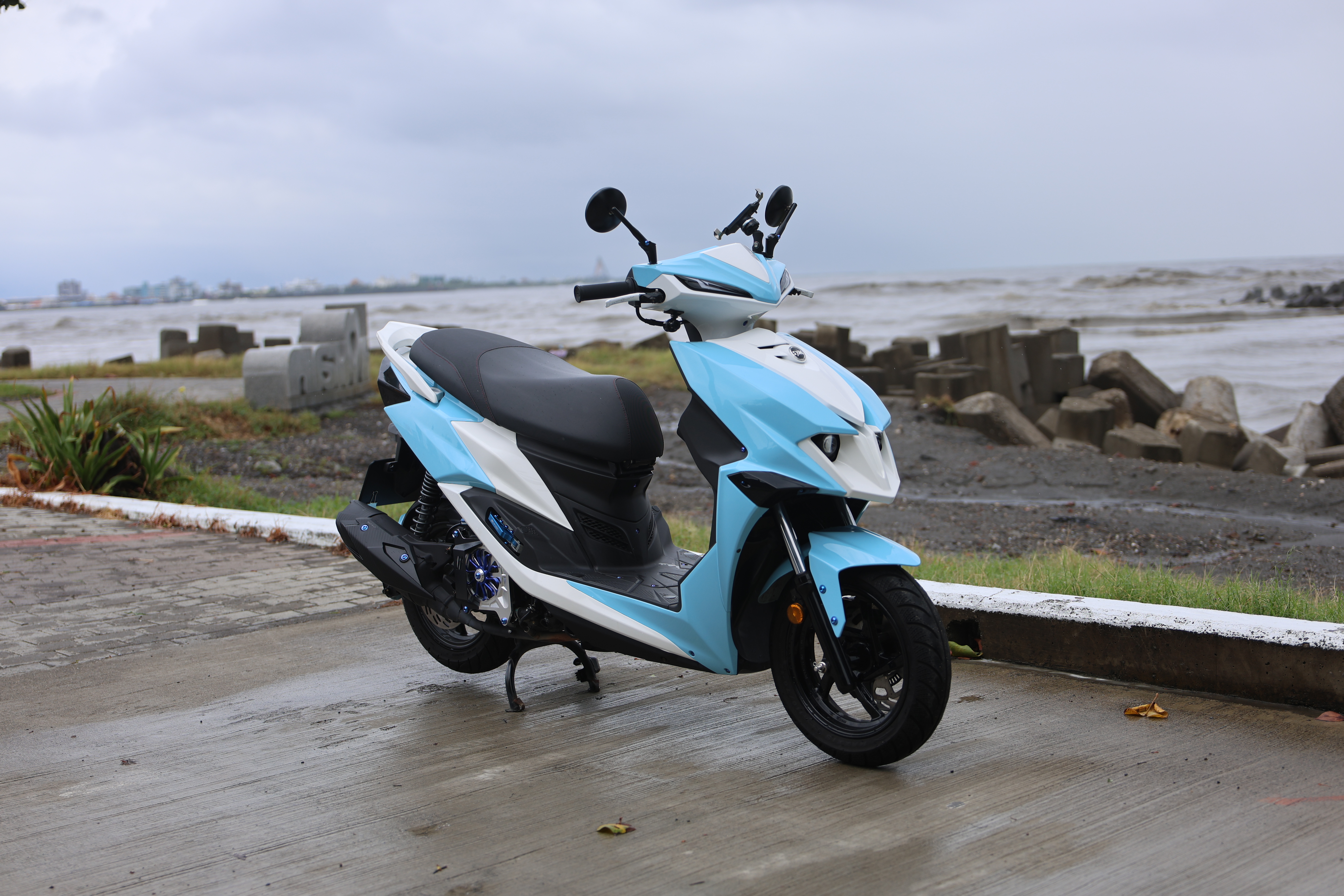 海邊場景全車姿態照