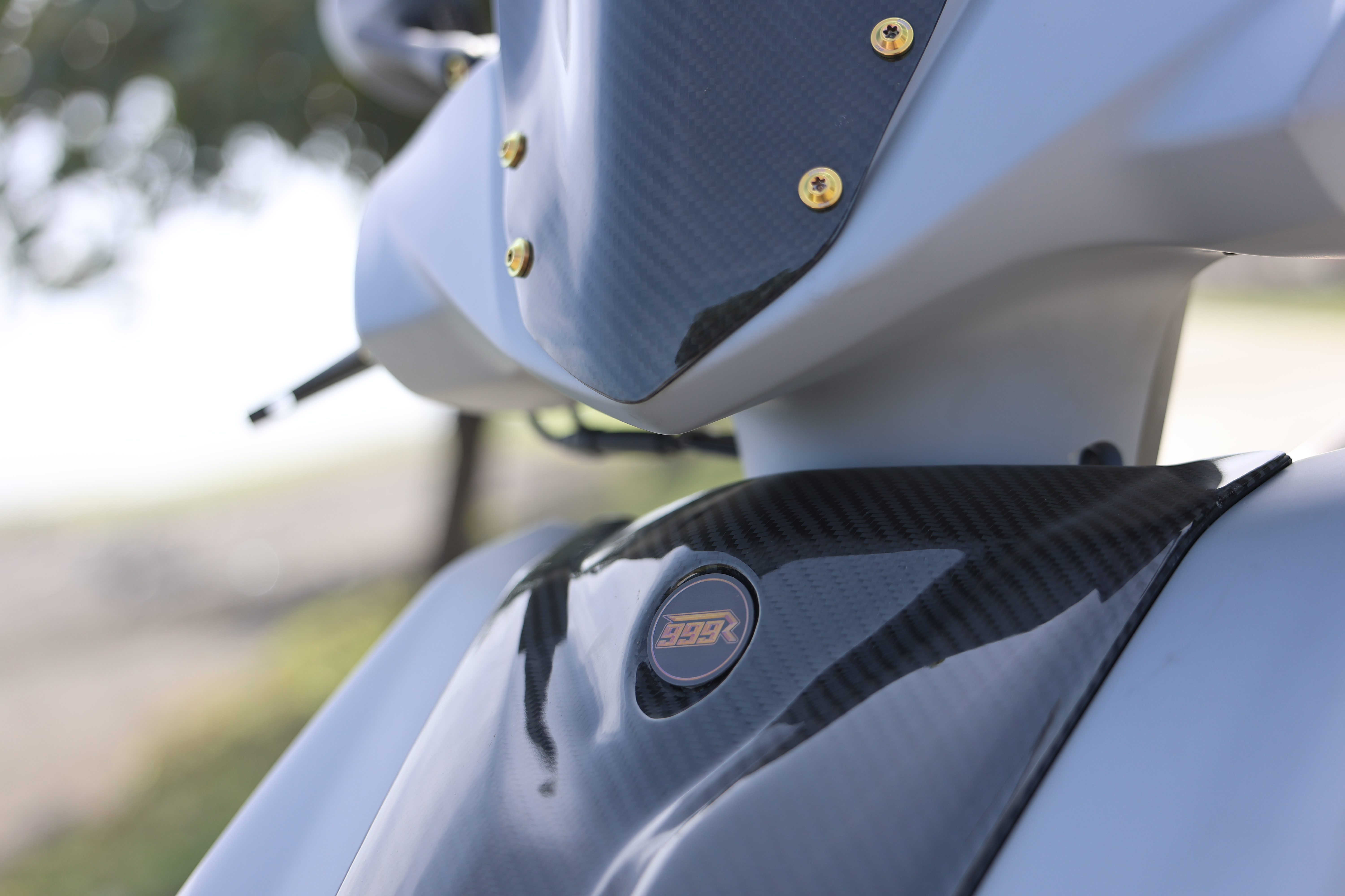 勁戰碳纖維車頭細節