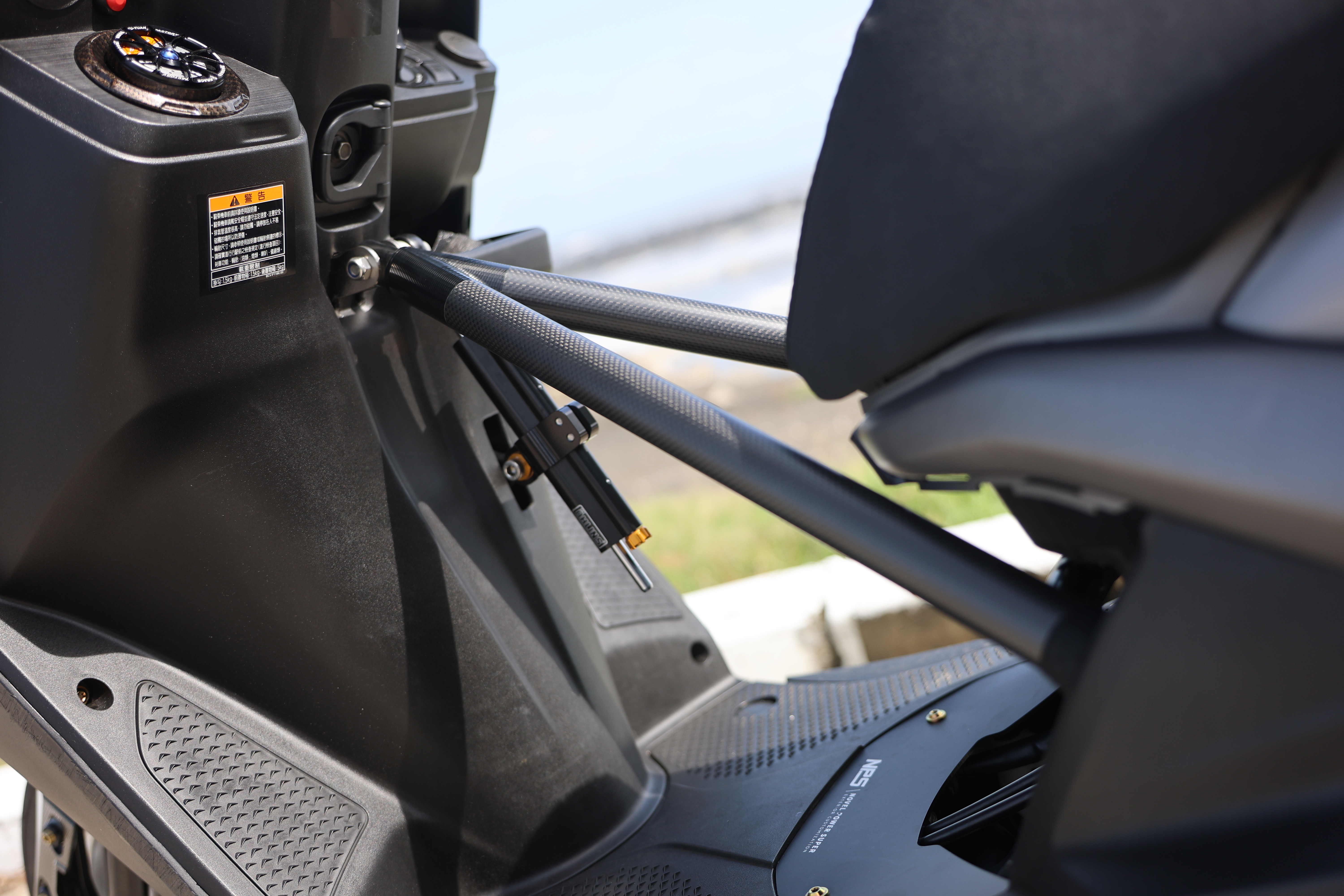 勁戰車體補強與防甩頭區域