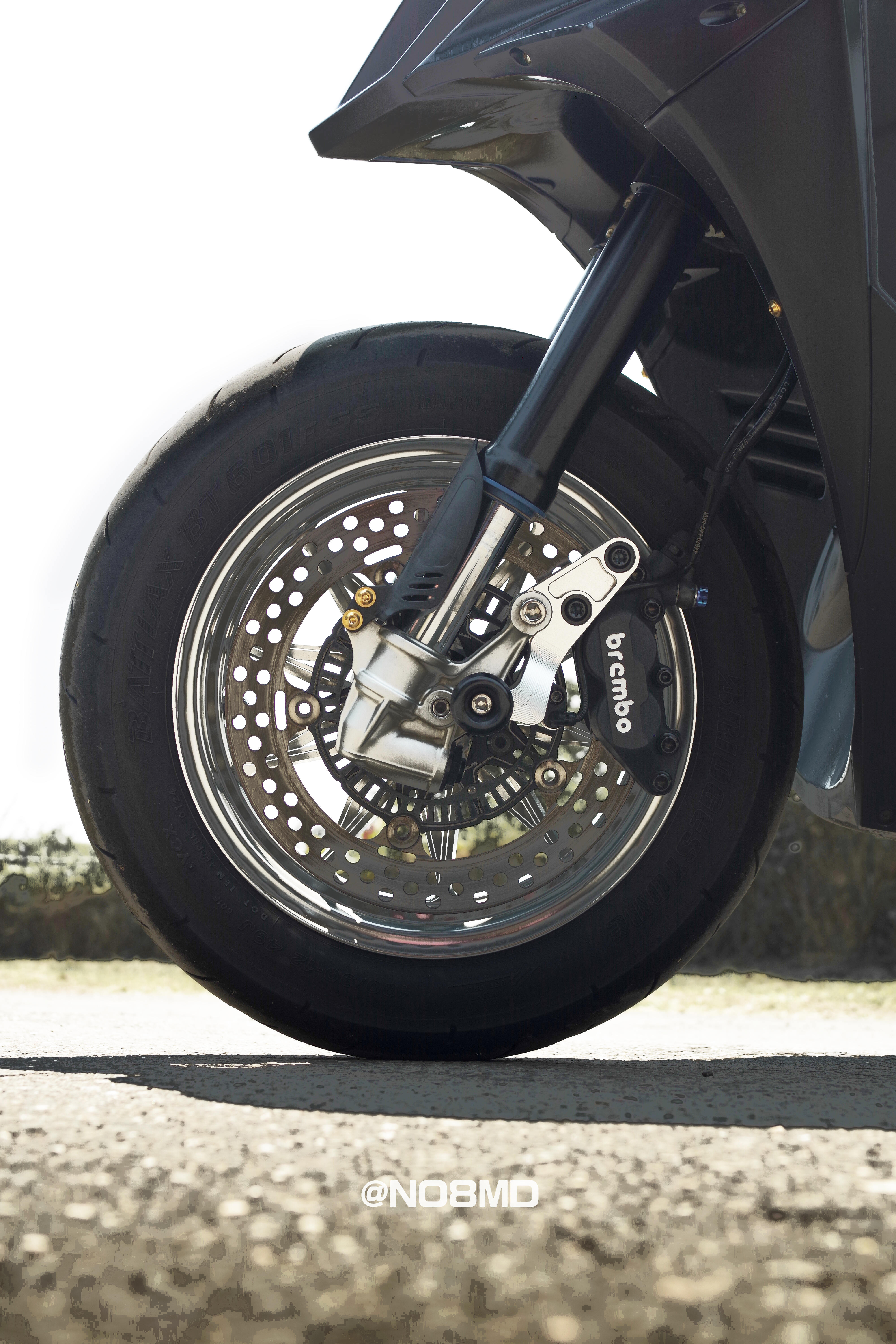 高階倒立式前叉與 Brembo CNC 卡鉗