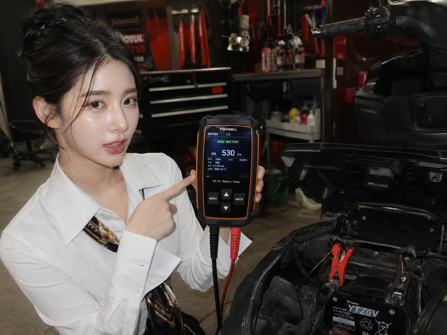 專業技師使用電子儀器檢測電瓶CCA健康度