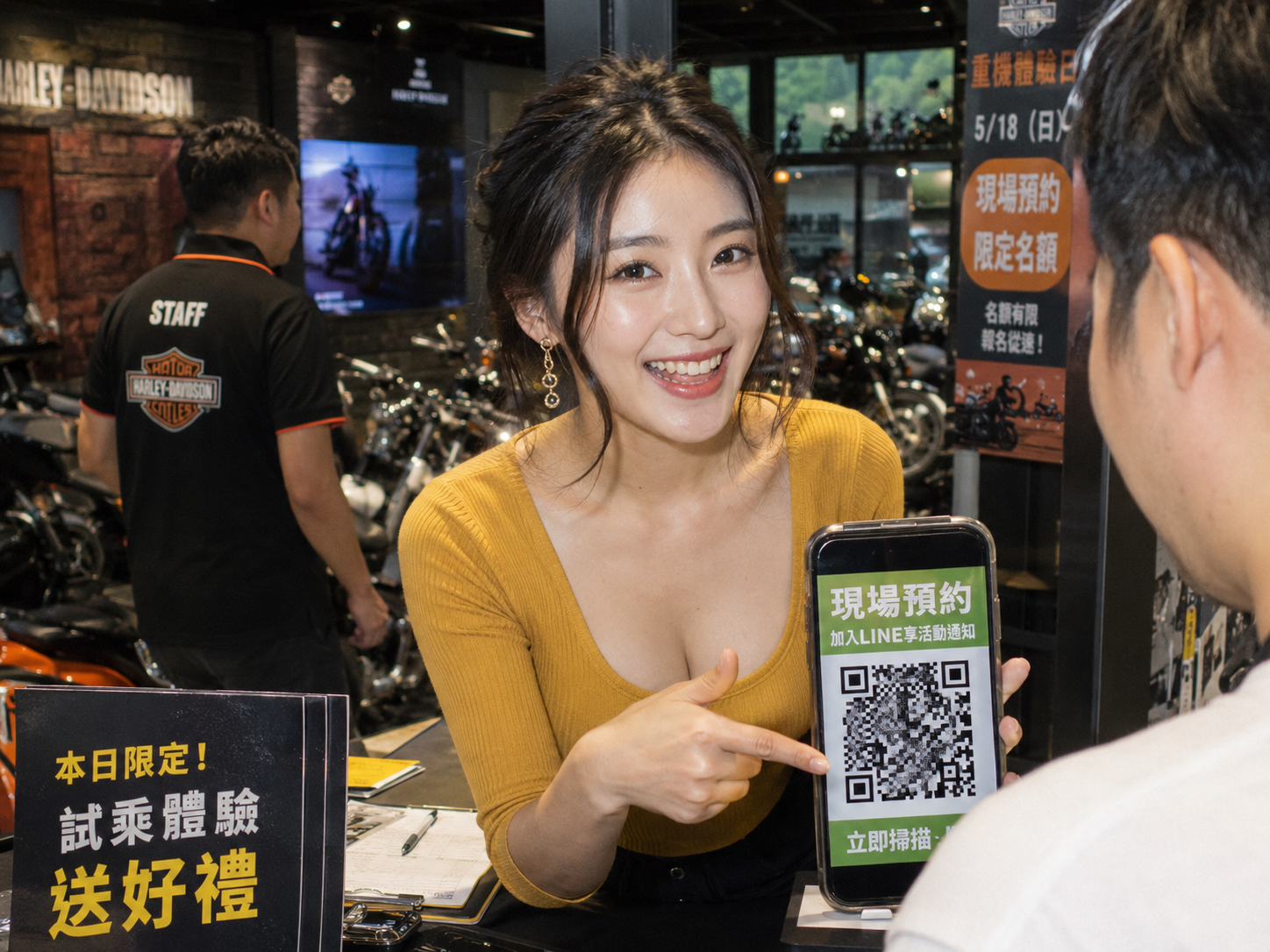 車主看著紀錄露出滿意的微笑，展現專業信任