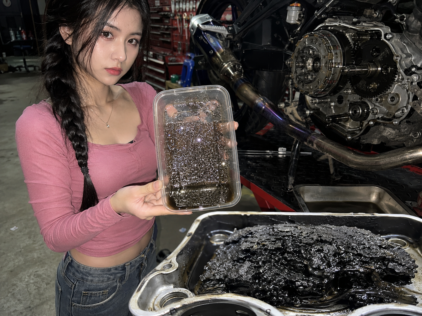 劣質機油與鐵屑化身研磨膏
