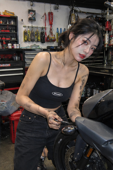 機車行技師進行實際維修施工，將專業經驗轉化為可搜尋內容