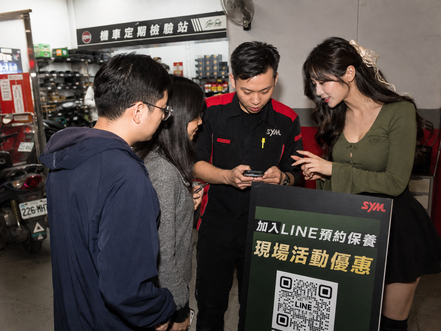傳統車行老闆滿手油污接電話的痛點