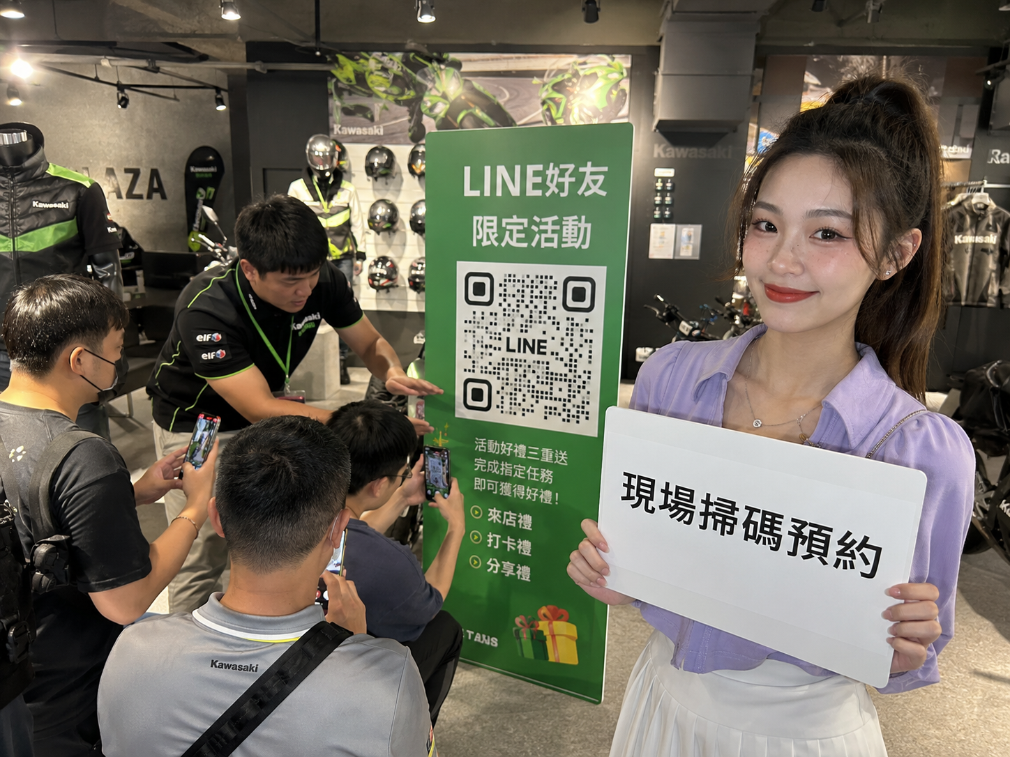 車行老闆忙碌且對發送LINE訊息感到苦惱