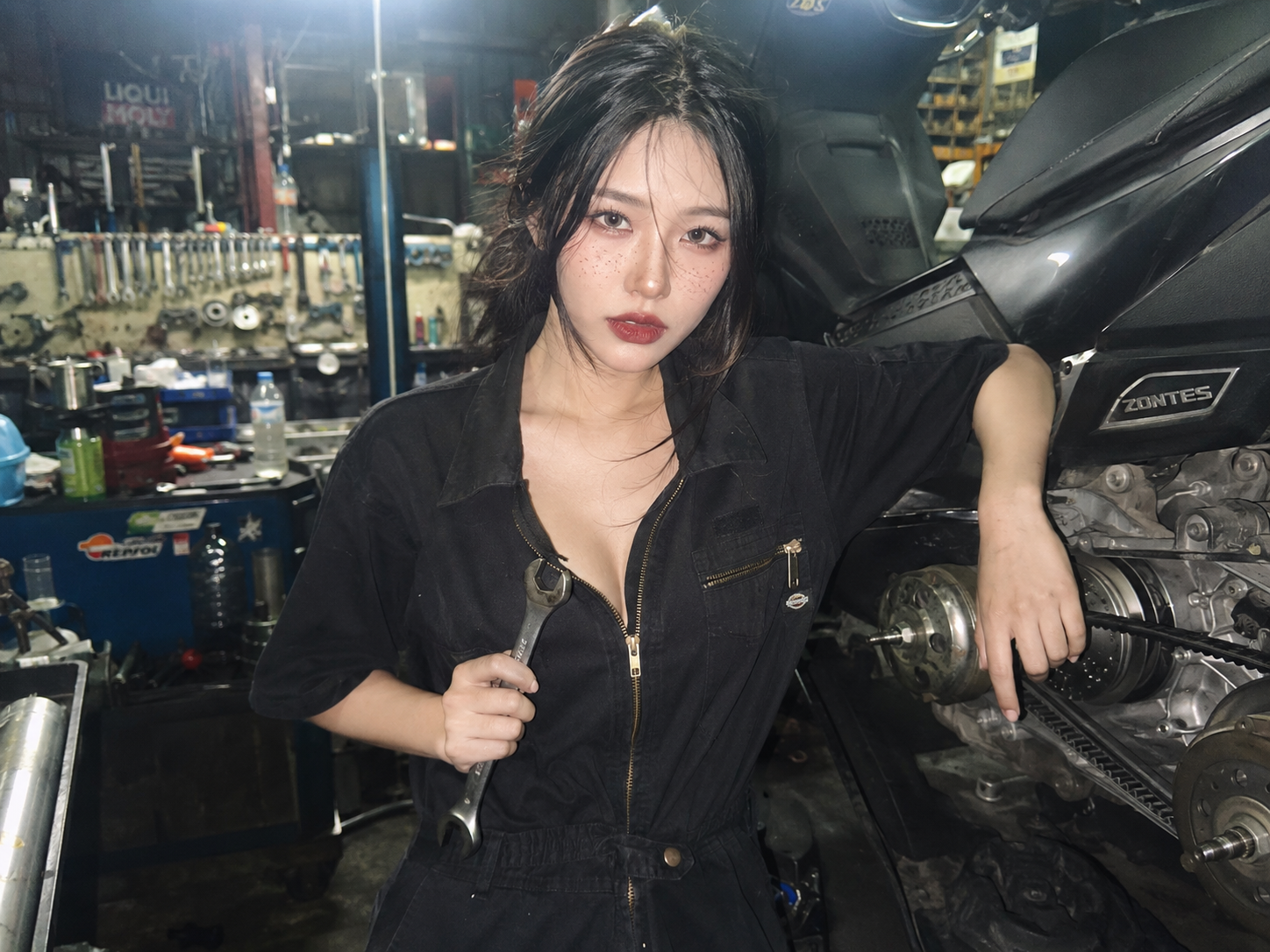 機車大保養全景照與專業技師施工