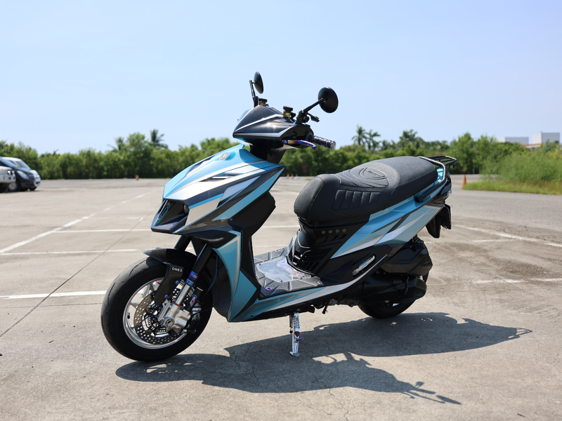 大鵬灣現場鈞鈞淺藍白JET SL+的全車側前方