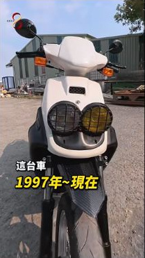 原影片約00:23實際畫面。阿豪代理介紹何同學的BWS100,人物與車輛關係依原訪談保留。