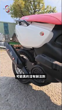 原影片約01:43實際畫面。同一BWS100原片中的車身與翻新細節,保留實際作品的樣貌。