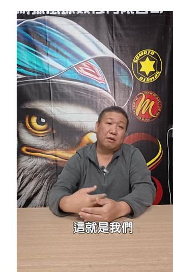 原影片約01:55的實際畫面。照片保留原片場景與人物,完整說明請連同原影片前後文觀看。