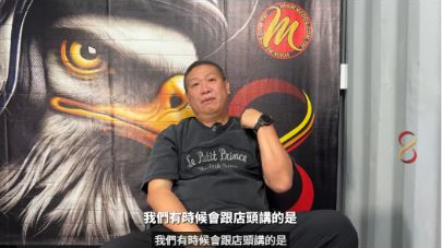 原影片約02:38實際畫面。同一原片後段的對話畫面，延伸到店頭工作與服務價值。