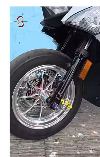 原影片約00:45的實際畫面。本車前端配置與輪組近拍，不是通用安裝示意圖。