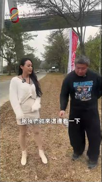 原影片約00:23實際畫面。主持人與老闆進行無實車趣味訪談;畫面保留原片演出場景。