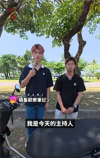 原影片約00:07實際畫面。俊俊與主持人在活動現場，開始分享黑紫JET SL的DIY故事。