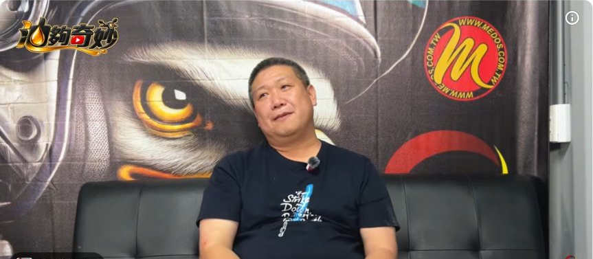 原影片約00:50實際畫面。第一集原片的實際談話畫面，節目從業務與市場經驗切入。