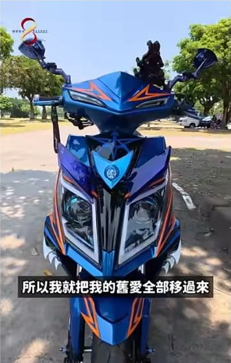原影片約01:05實際畫面。蒼龍車頭正面,原片對話說明把前一台車的熟悉元素延續過來。