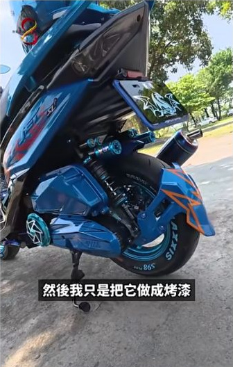 原影片約01:37實際畫面。原片車側與車尾的藍色細節,保留實際配色與配件位置。