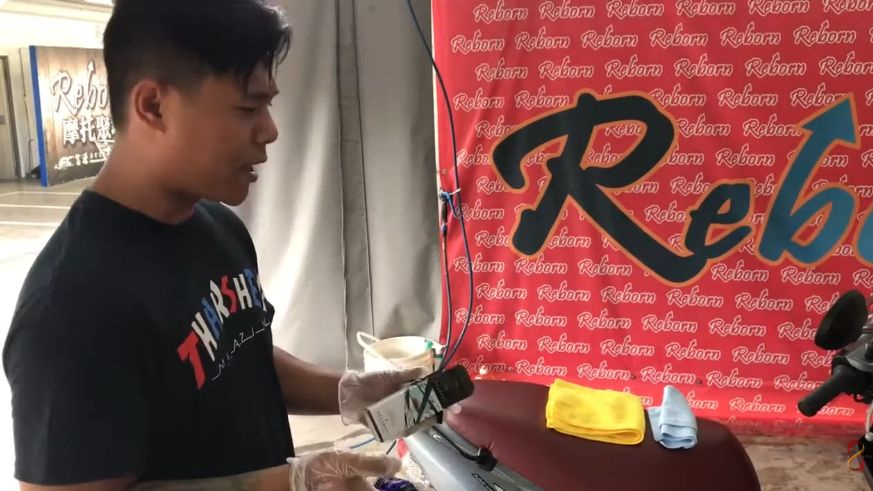 原片現場人員戴手套，展示小瓶與施作工具，旁邊放有不同顏色毛巾
