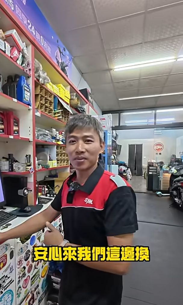 原片約00:20,利鑫機車行人員在櫃檯旁接續分享保養服務。