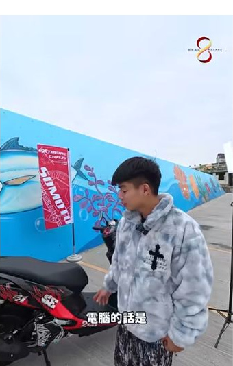 原片約02:15,車主在車旁說明自己的改裝想法。