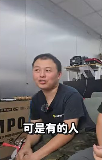 原片約00:08,店內受訪者回應避震服務的話題。