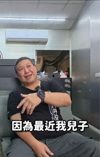 原片約00:28,店內對話轉入日常互動的實際畫面。