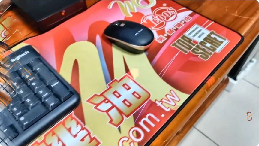 原片約00:27的實物畫面，保留當時的品牌配色與商品樣貌。