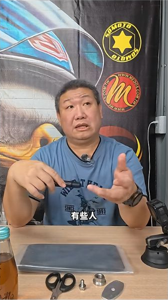 原片約00:34,現場以口語與手勢回應旅程後的用油問題,保留原直式比例。
