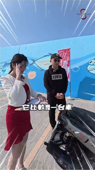 原片約01:25,主持人與車主在車旁繼續說明,畫面保留手把與車身的相對位置。