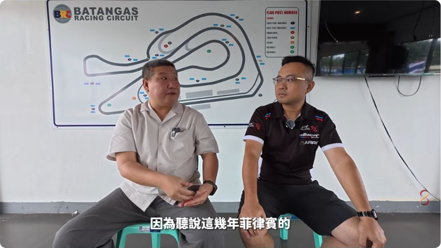 原片約10:26,主持人與受訪者在品牌場域中對談,呈現交流中的人物與環境。