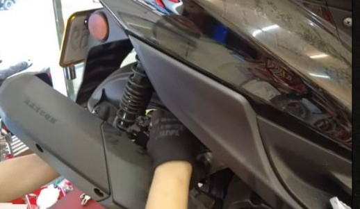 原片00:35,車身後側的卡鉗作業畫面;本圖由同支原片裁取。