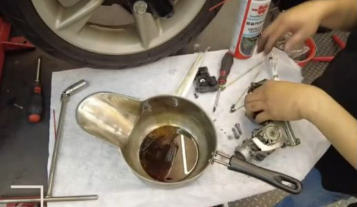 原片00:30,節流閥部件與車旁操作的實際近景。