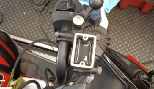 原片00:35，油杯與周邊煞車系統的實際檢查畫面。