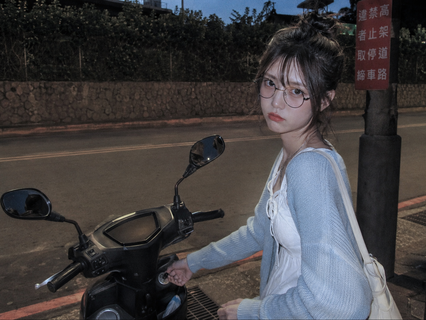 機車在車陣中行駛時突然斷電熄火的危險情境