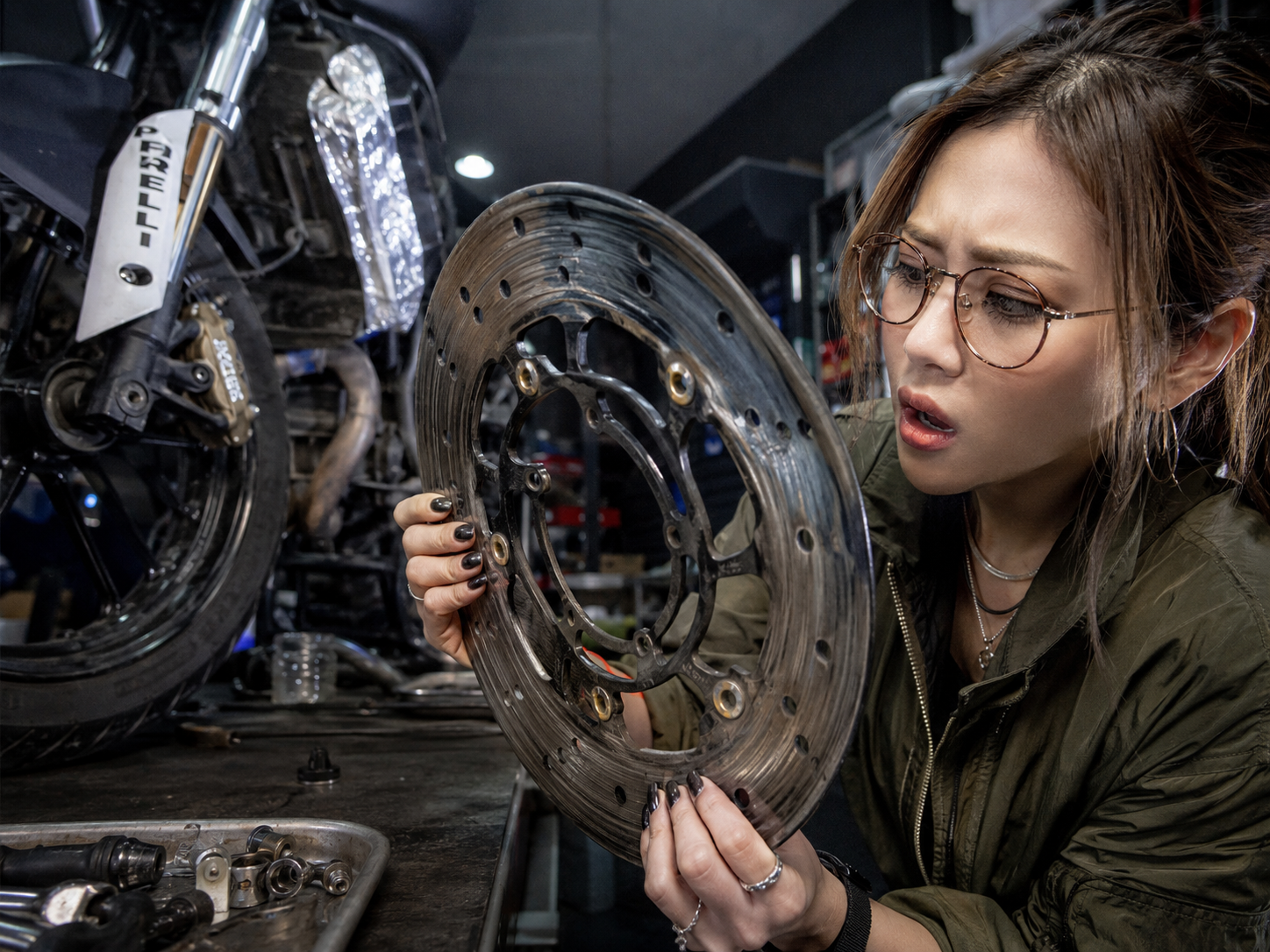 車行內使用平板檢視清晰的數位預約排程表
