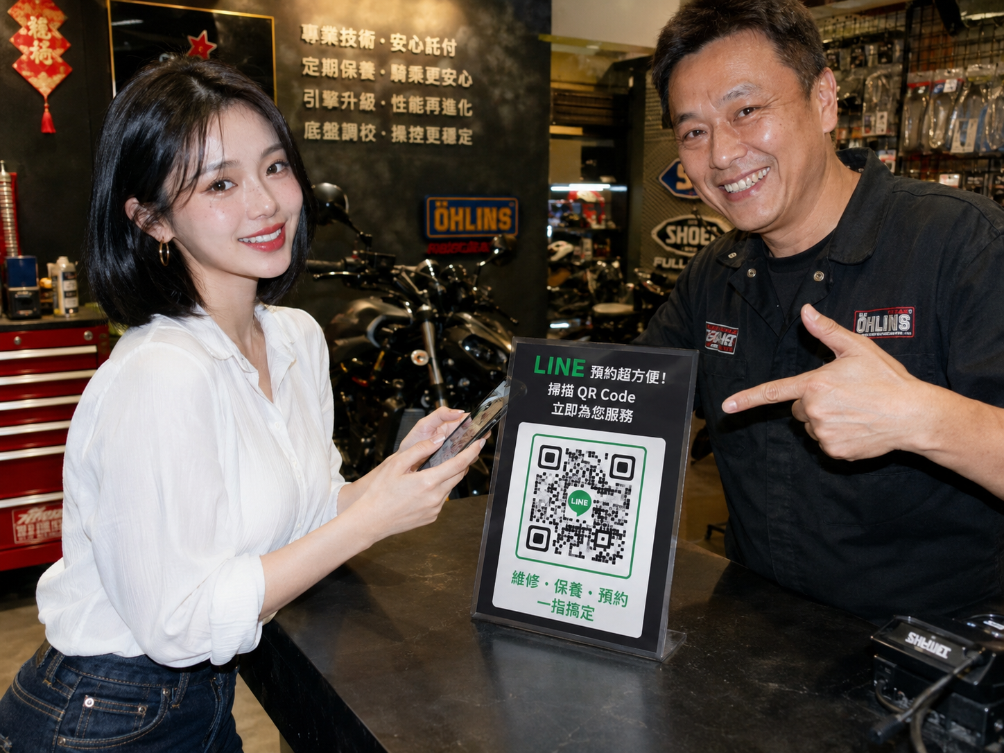 機車行老闆滿手油污，無奈看著響不停的手機