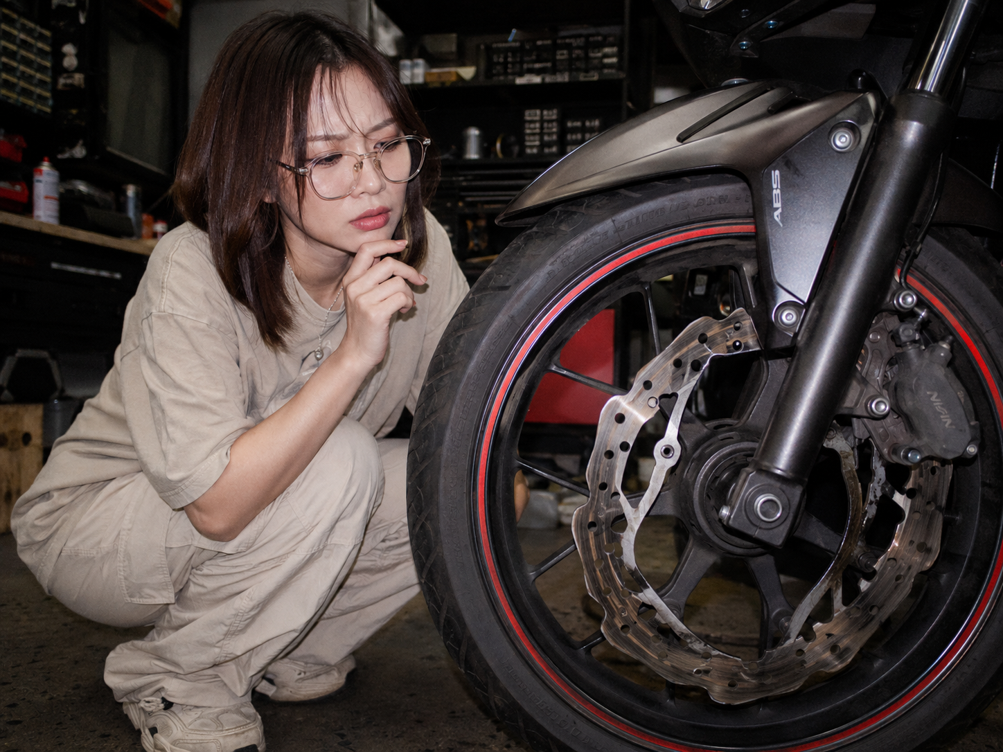 煞車卡鉗與出現吃溝、變形痕跡的碟盤特寫