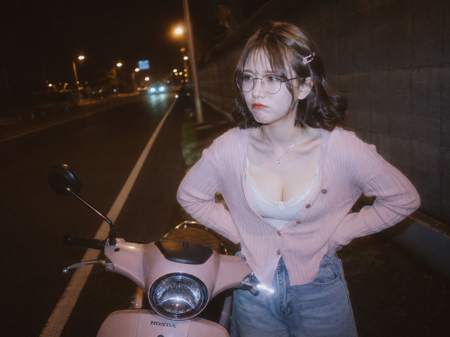 機車失去動力，騎士無奈推車顧路