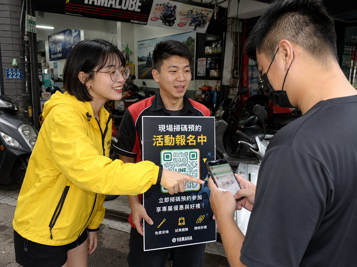 滿意的 VIP 顧客與車行老闆握手成交