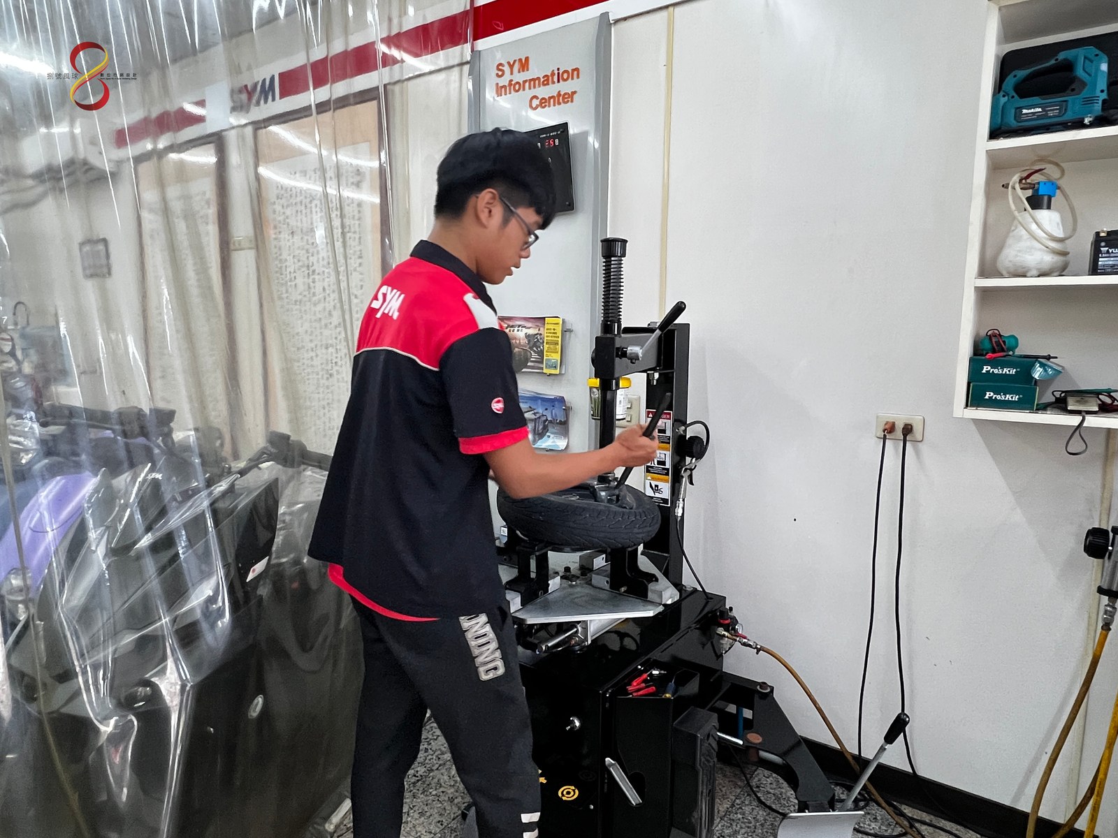 東杰車業技師操作機車輪胎拆裝設備