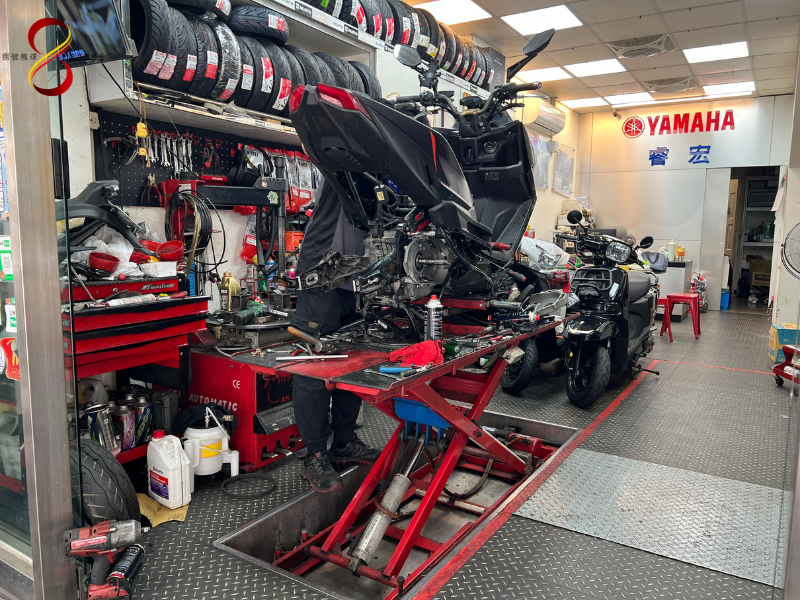 明亮乾淨的維修工作區