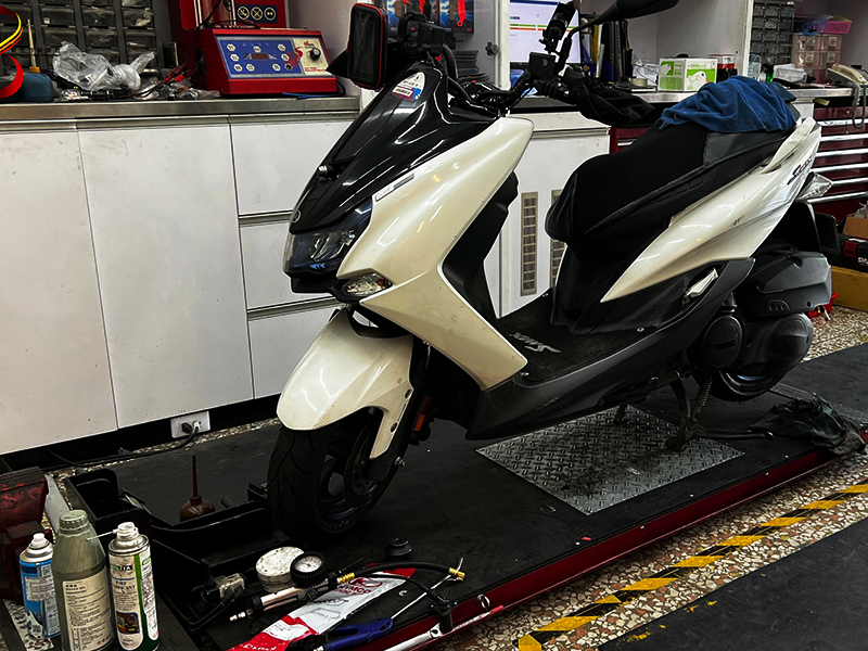 專業頂高機與車輛檢修工作區