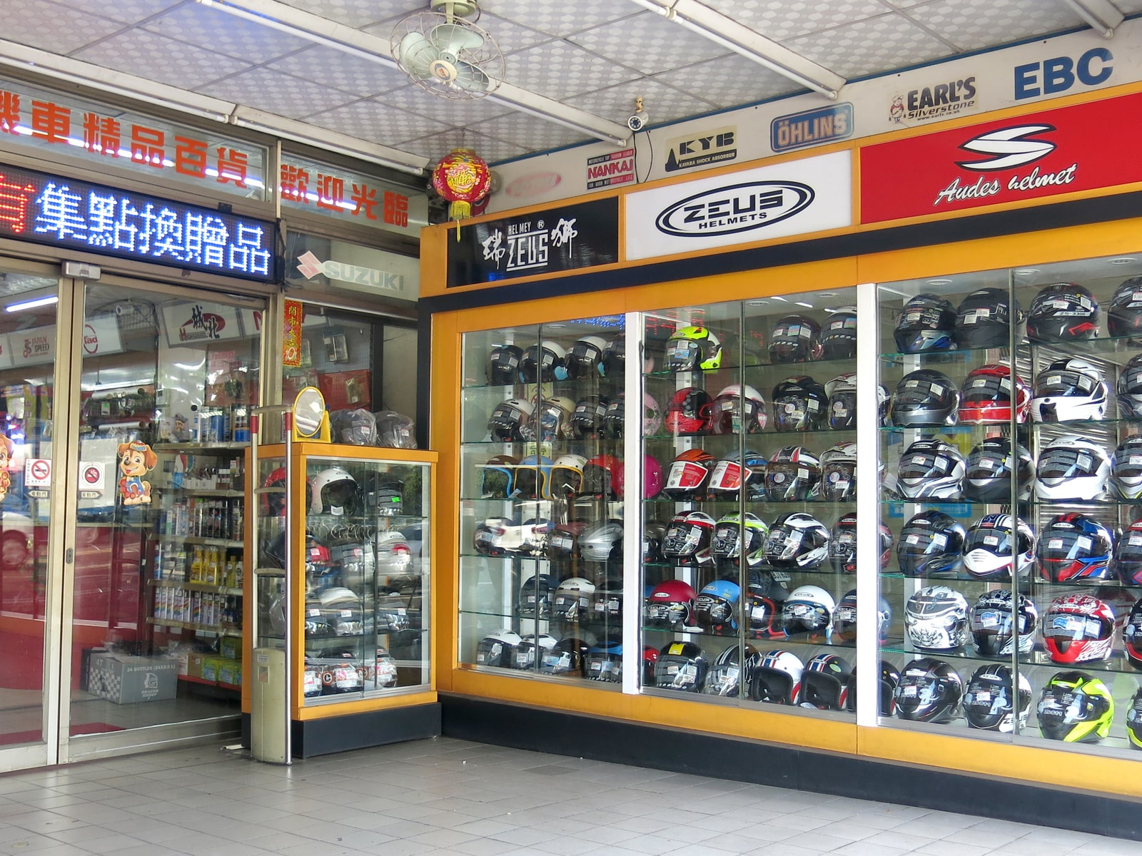 安全帽展示櫃
