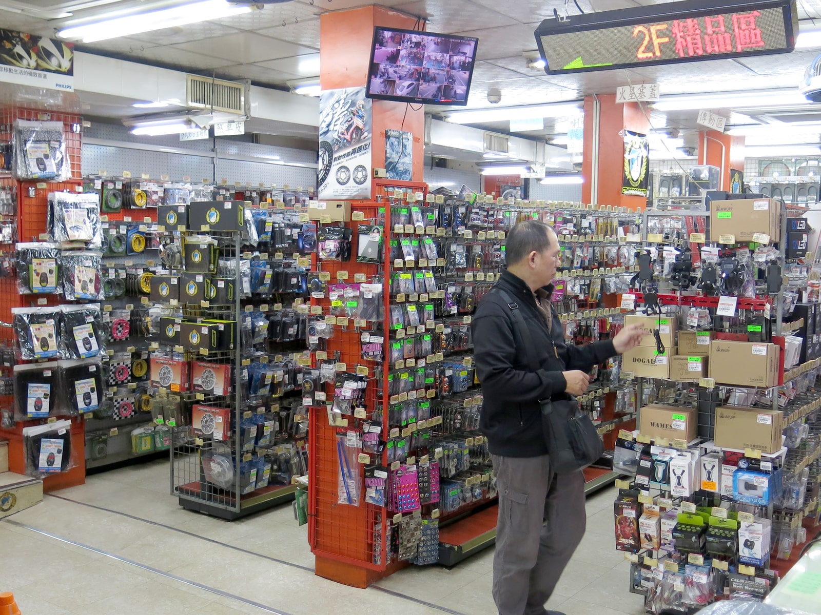 店內機車百貨與配件通道